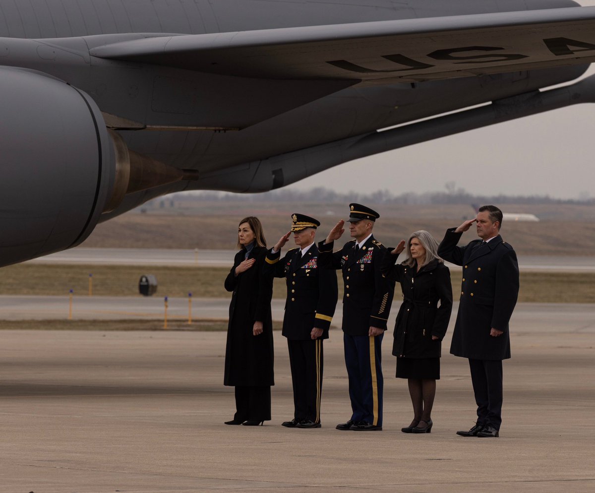 IAGovernor's tweet image. Today’s honorable transfer of Sgt. Howard and Sgt. Torres-Tovar marks their return to Iowa. They can now be laid to rest after making the ultimate sacrifice in defense of our nation. Please join me in continuing to pray for their families and honor the service and legacy of these…