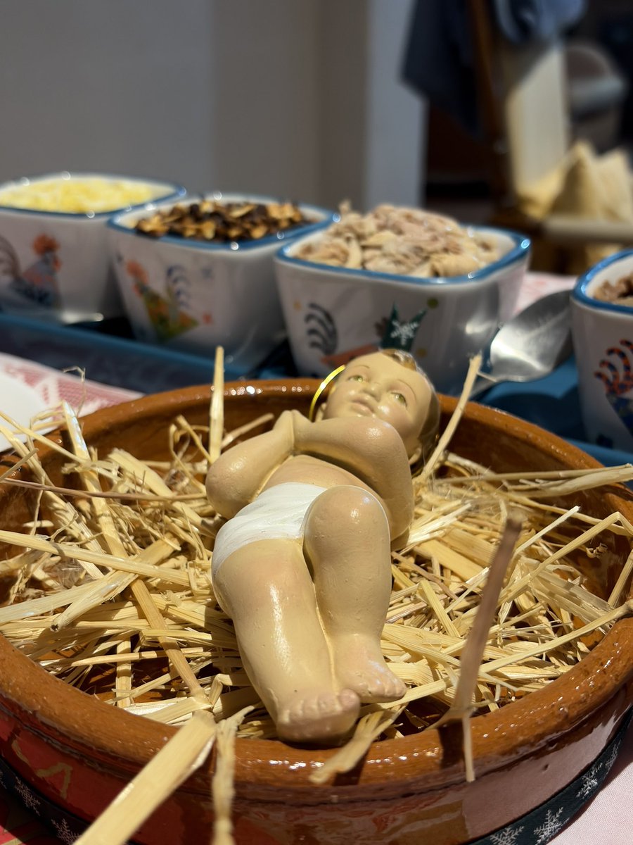 🌟👶 En la mesa de Nochebuena, el lugar más importante no lo ocupa el plato más caro, sino el Niño Jesús.

Él es el invitado que nunca falta, el que da sentido a cada brindis, a cada abrazo y a cada lágrima.

Sin Él, hay cena; con Él, hay #Navidad❤️