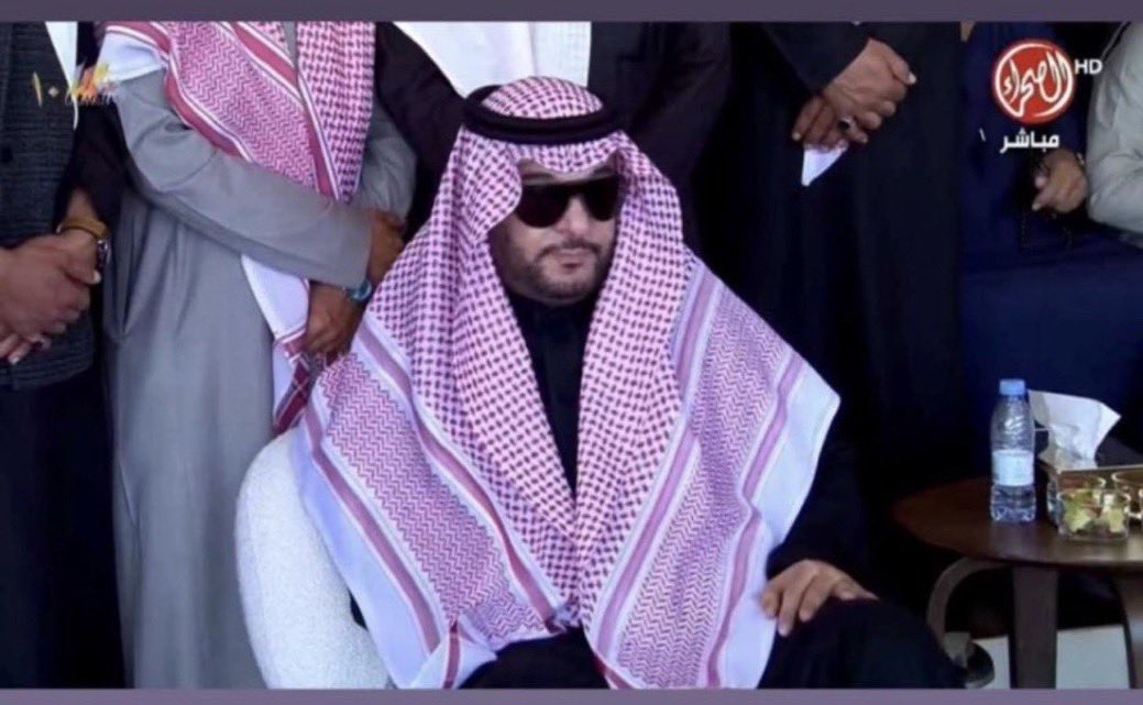 في موقف إنساني نبيل، حضر الشيخ فهد بن فلاح بن حثلين لموقع أبناء الشيخ عايض بن محمد ابن ظبية في منافسات شلفا ولي العهد (لون الشعل)، بعد غيابهم بسبب وفاة والدهم رحمه الله.
موقف لا يُستغرب من أبو سلمان، سليل النبل ومعدن الوفاء. بيّض الله وجهك، وهذا حال أبناء الوطن في الشدّة قبل