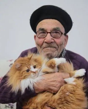 Yangında kedisinin kurtulmasının ardından onu kucağına alıp gözyaşı döken Ali Dede, son halini paylaştı.