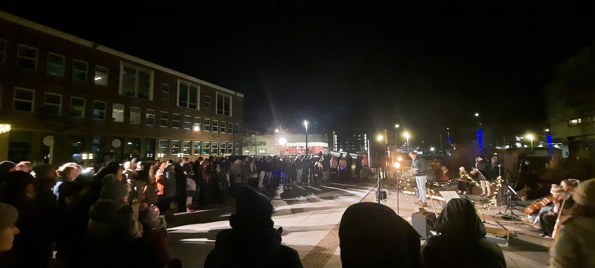 Vanavond zijn er meerdere kerstactiviteiten. Samen met Marieke was ik aanwezig bij de Sing-In op het Raadhuisplein. Het was koud buiten, maar er was een warme sfeer. Het thema was: hoop.