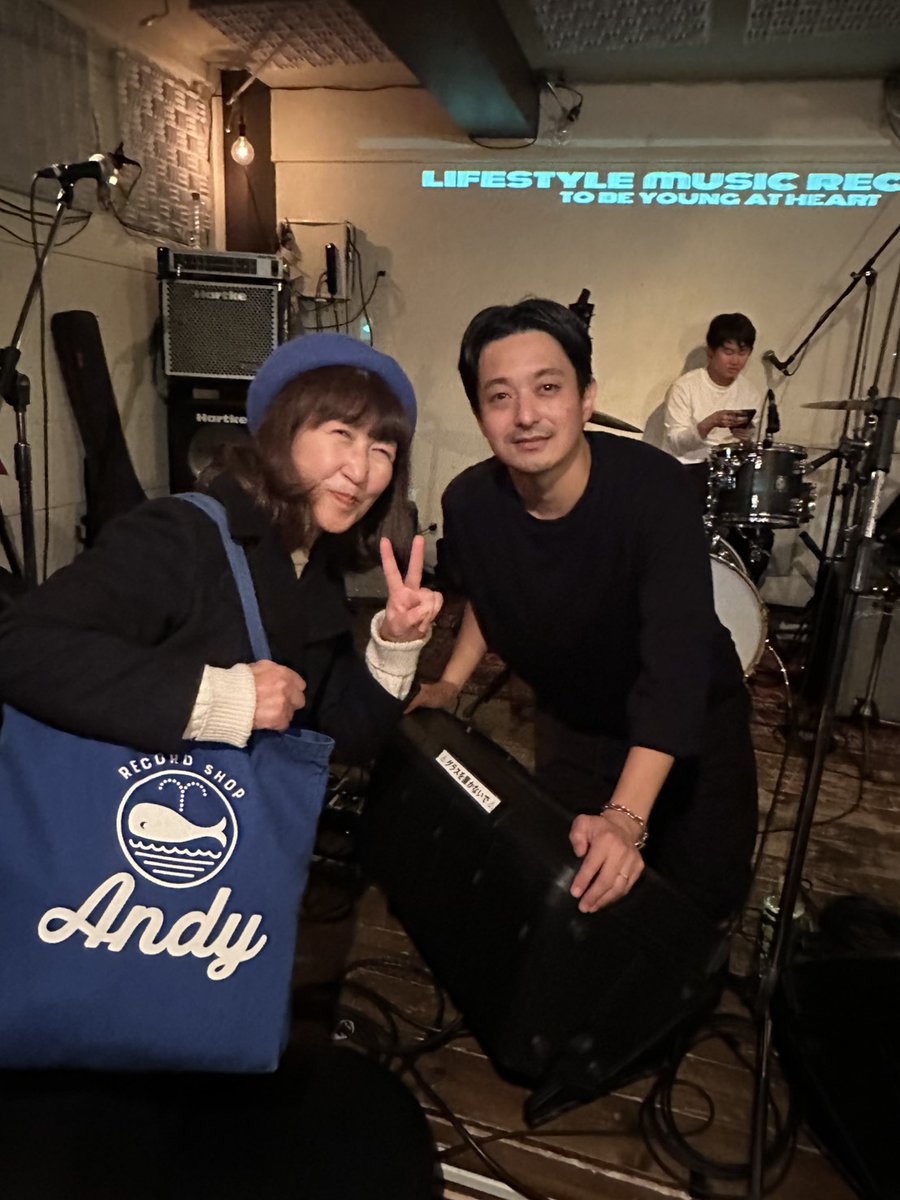 Mayumi3bi's tweet photo. 11/29 diary7 THE ACOUSTICS (from鹿児島)は初めて観ましたがすごく良いバンドだった！
終演後、vocalの方と記念撮影&amp;CDを交換しました😊
ありがとうございます✨また東京に来た時ライブ観たいです。
#theacoustics https://t.co/uxeaHR7uXl