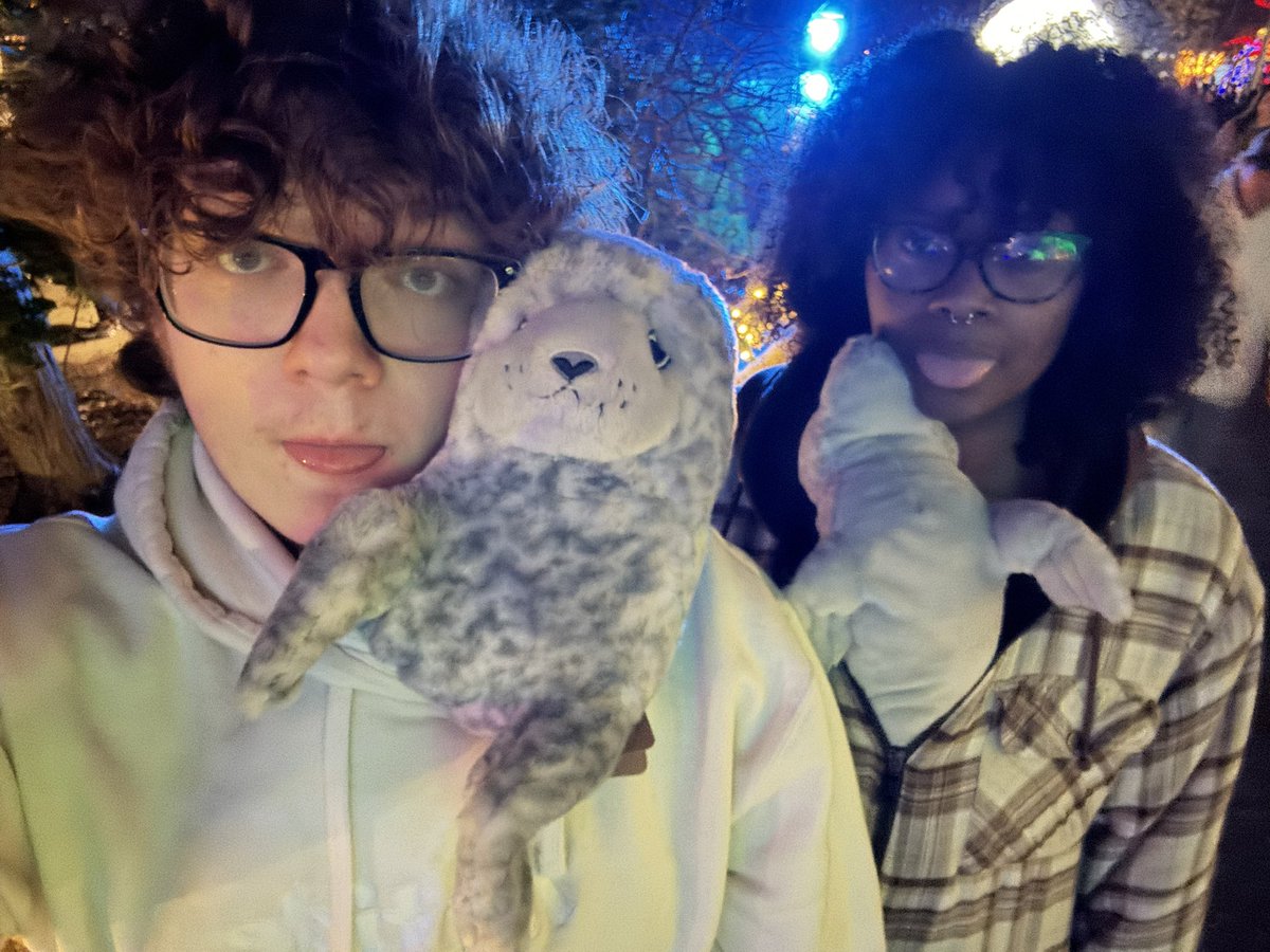 WeatherReportOK's tweet image. Cleveland Zoo was so fun, the lights were so pretty, wouldn’t do it with anyone else @bratzknot ❤️❤️