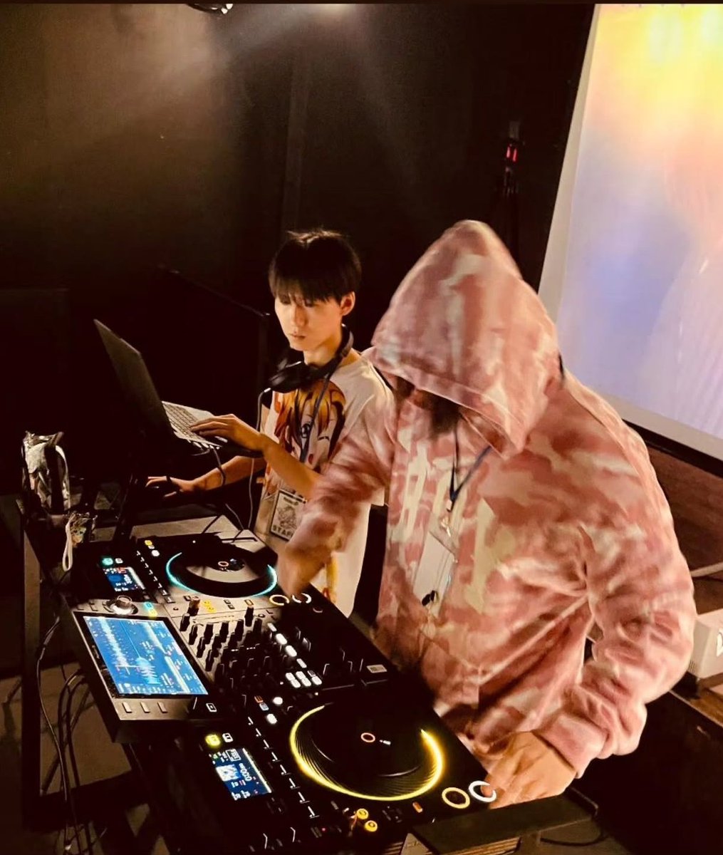Mush_party_room's tweet image. #BPM #부시쿠라 
로젤 내한 못가서 진짜 슬펐는데
행사 와주신 분들 표정이랑 같이 노는 모습보고 내한 행복감 간접체험해서 한 풀렸습니다🥲🥲
기타와 글리글리 굿즈들 못 가지고 와서 슬펐는데
제단 보니까 그냥 다시 행복해졌습니다...
또 같이 놀아요!
메리크리 / 감기조심