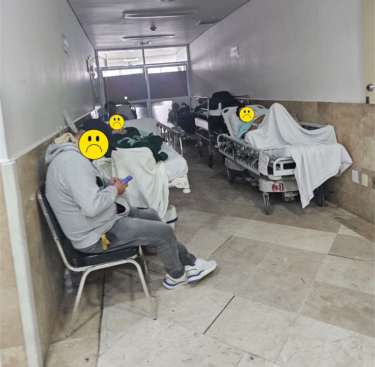 Esperando la Noche Buena o quizá hasta Los Reyes de la 4T. 

Hospital de Traumatologia Magdalena de las Salinas (<a href="/IMSS_Bienestar/">IMSS Bienestar</a> ) . Asi prepara su hospital la Dra Fryda Medina para recibir la navidad, escondinedo a los pacientes en los pasillos mas oscuros de urgencias.