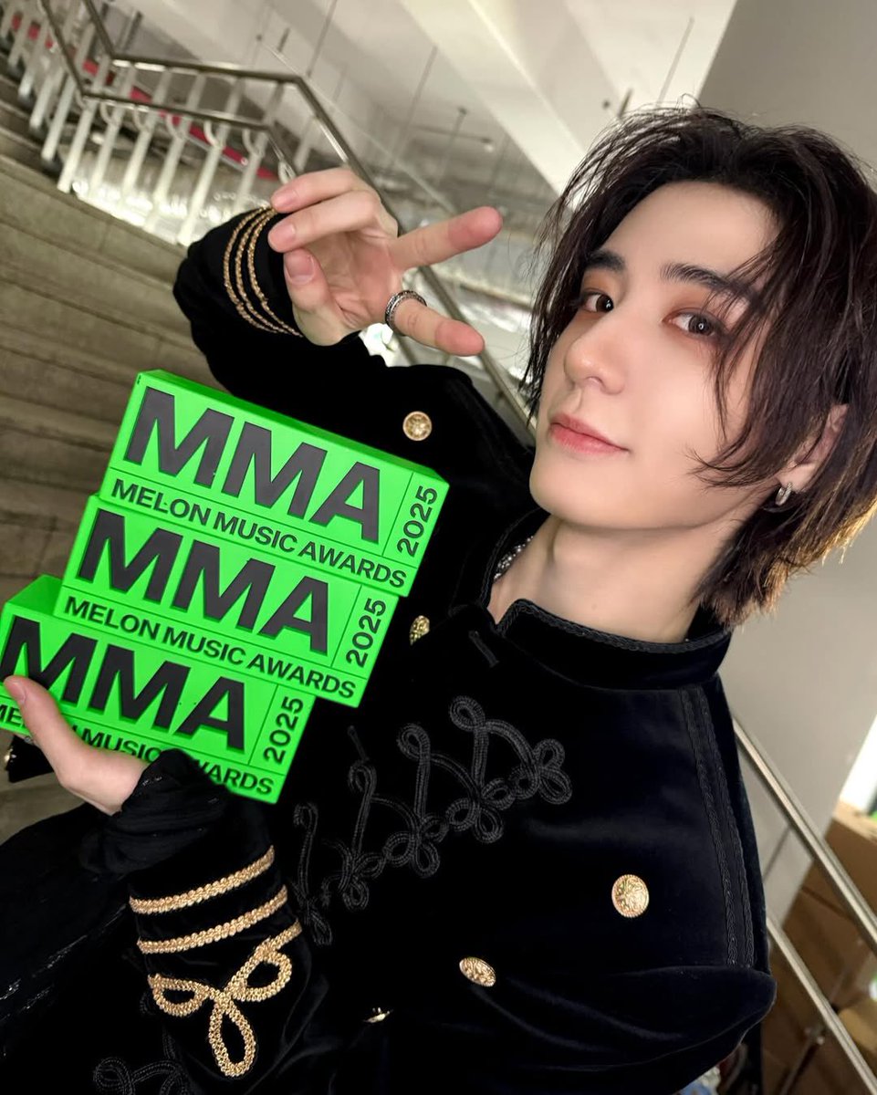 leehankid's tweet photo. So much overflowing love and support from Onedoors that these trophies ended up in my hands. Please keep sending us lots of love, Onedoors, it truly lightens my days and makes me even happier. Once again, thank you so much! https://t.co/LdLJottLBl