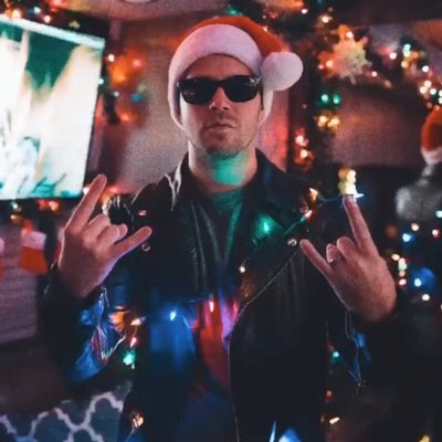 ItFindsUsAll's tweet image. Happy Christmas Eve, fuckers! 🤘🏼
#/NewProfilePic