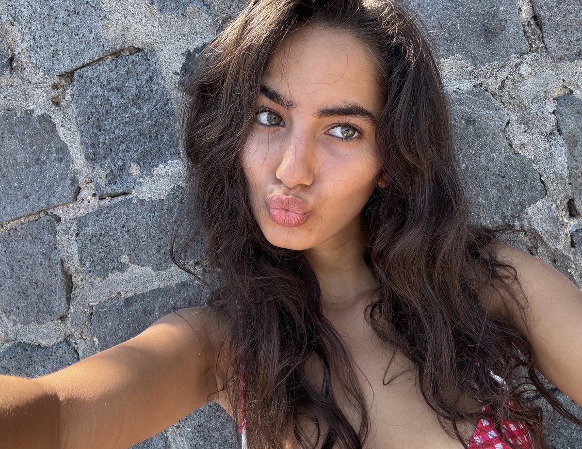 AmiKh__'s tweet photo. la version selfies d’été sans maquillage, juste le bronzage, aussi https://t.co/d6XzJd9N8d