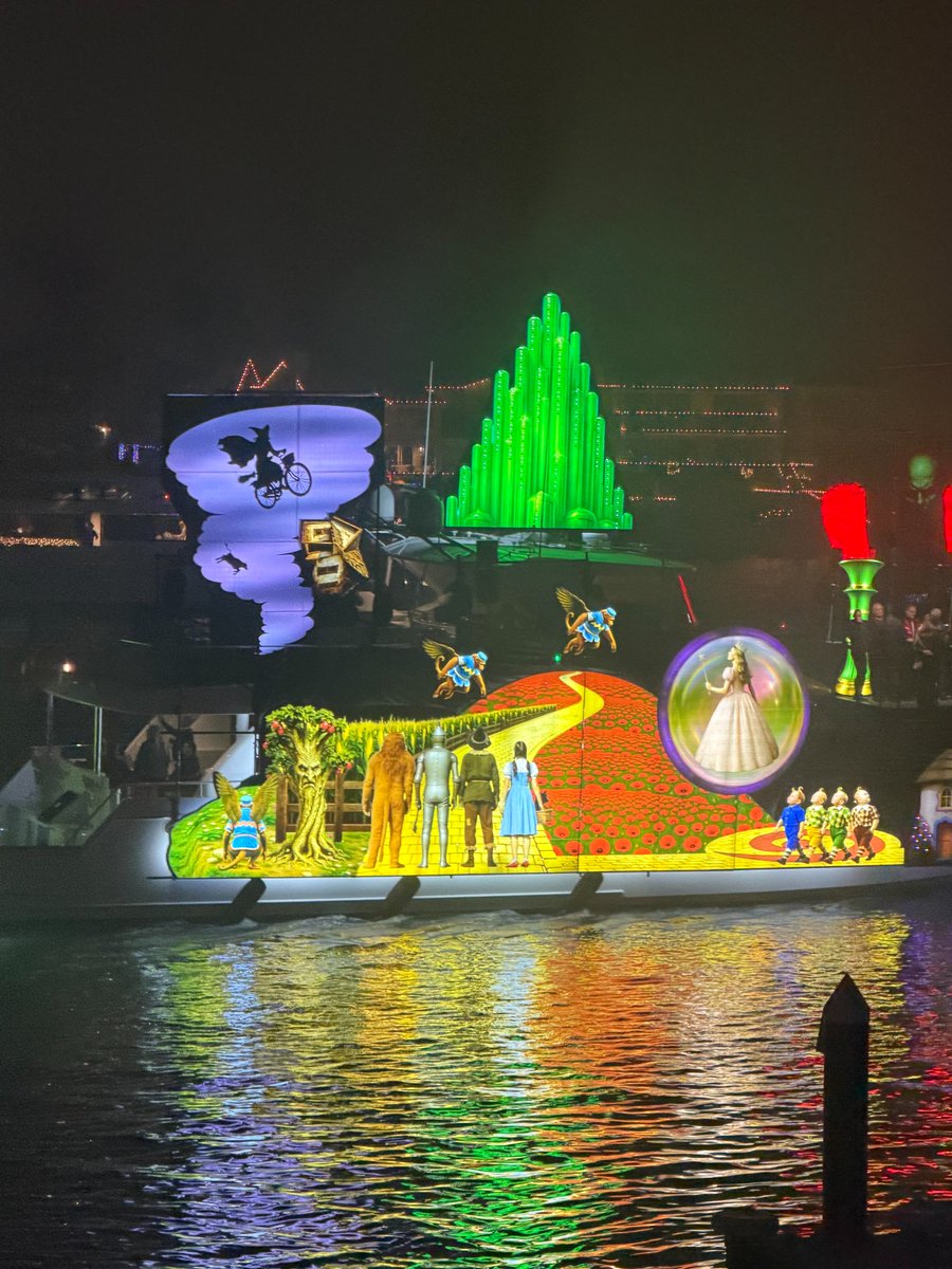 CumminsWhiteLLP's tweet photo. This season has been a great reminder of how meaningful it is to come together as a community We were grateful to gather with clients at our holiday celebration at Balboa Bay Resort—the fog lifted just in time to reveal the Newport Beach Christmas Boat Parade in its festive glow https://t.co/lPB4wre2oW