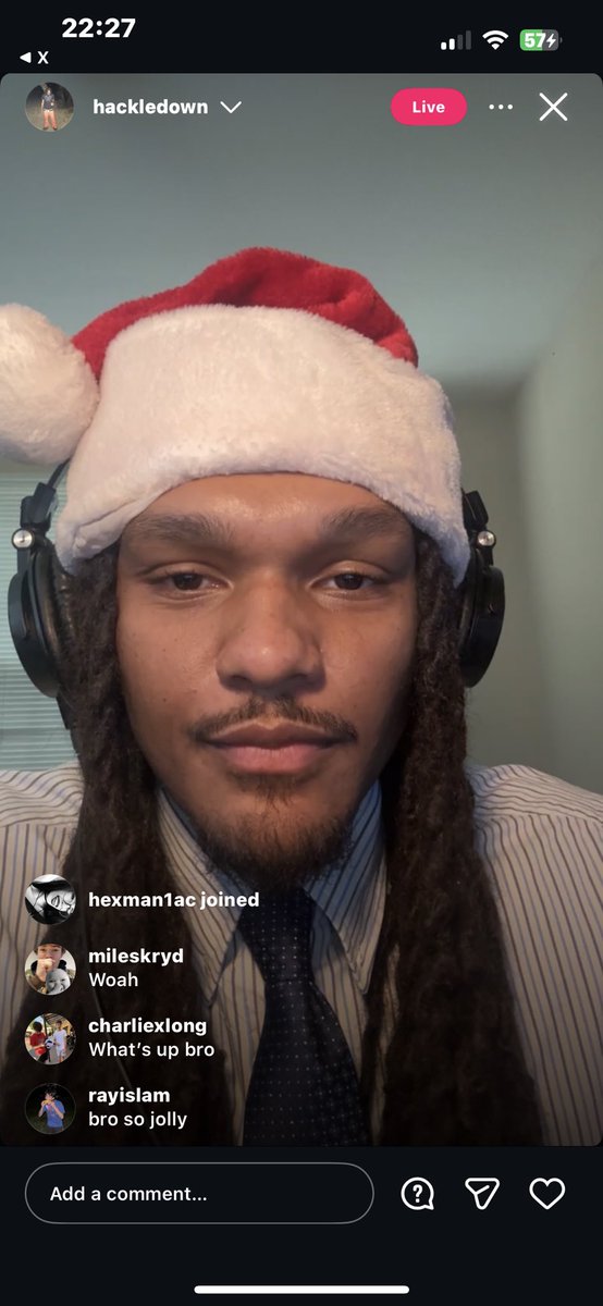 witchyeonz's tweet photo. hdoe made a live js to say merry Christmas eve to us bro i love him fr😭😭 https://t.co/Iu7UdE7Gyh