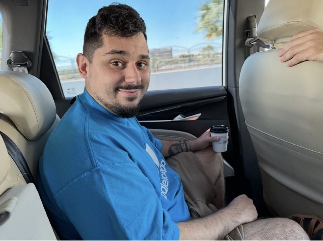 sabes que tu primito se mandó alguna cagada en la reunión familiar cuando te mira así: