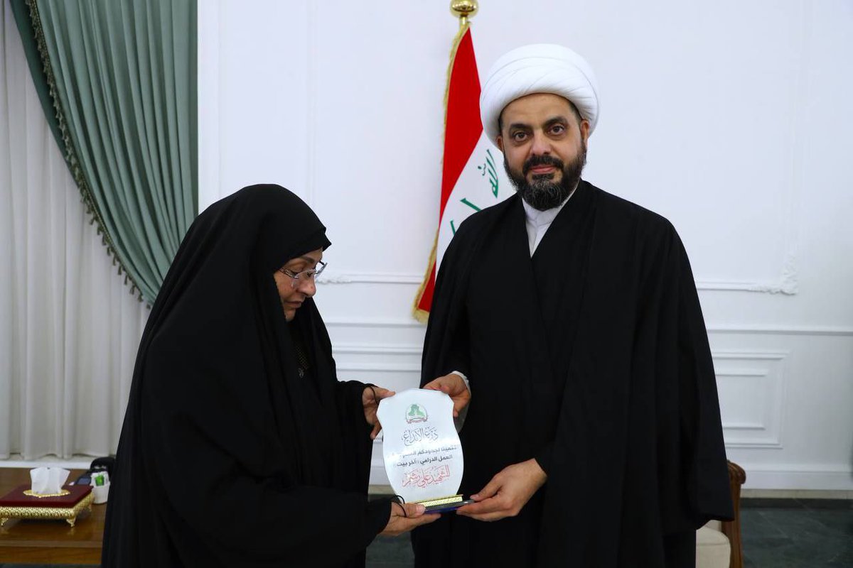 خجولة مو بيدك من ايام الردح للديكتاتور ( منين العبرة يا صدام) وحالياً مع العصا،،،ب .. اتفهم كل شي بوقت صدام جوع وفقر وعوز ، لكن بهذا الوقت لا يوجد عذر بيع الضمير يكون باختيارك . 
يلا الشيخ الامين عاشق للفن مو بيده .