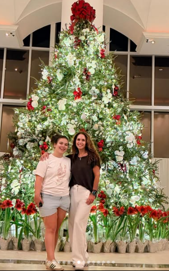 GePortoLucerina's tweet photo. @LuceroMexico ✨Tú eres la  luz que viene de Dios, que inspira y transmite Paz, Amor, Fuerza, Fe, Gratitud, Optimismo y Alegría. Que esto siga renaciendo todos los días en tu vida, trayendo mucha felicidad a ti, a tu familia y a todos los que te aman! Feliz Navidad!!🎄💝😘 https://t.co/EXp0bWXhSv