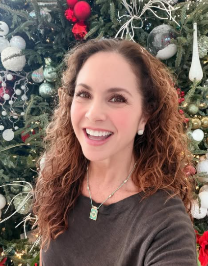GePortoLucerina's tweet photo. @LuceroMexico ✨Tú eres la  luz que viene de Dios, que inspira y transmite Paz, Amor, Fuerza, Fe, Gratitud, Optimismo y Alegría. Que esto siga renaciendo todos los días en tu vida, trayendo mucha felicidad a ti, a tu familia y a todos los que te aman! Feliz Navidad!!🎄💝😘 https://t.co/EXp0bWXhSv