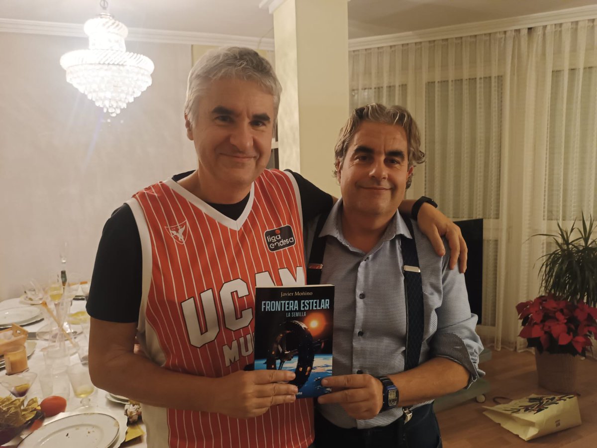 Cómo sabe Papá Noel los regalos que me gustan <a href="/UCAMMurcia/">UCAM Murcia</a> y la novela del escritor murciano <a href="/JaviMGomez/">Javier Moñino</a>. Muchas gracias a mi hermano <a href="/sergioCanoAroc1/">sergio Cano Aroca</a>