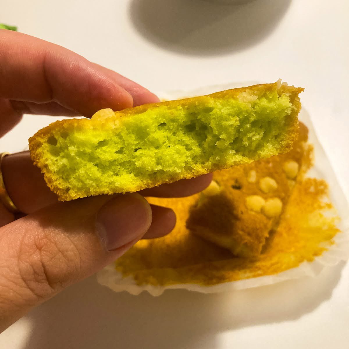Candycritic's tweet image. The idea of a #pistachio crumble #cake sounds good, the folks at Bolerio just forgot to add enough crumble.