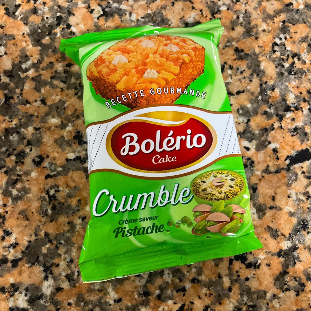 Candycritic's tweet image. The idea of a #pistachio crumble #cake sounds good, the folks at Bolerio just forgot to add enough crumble.