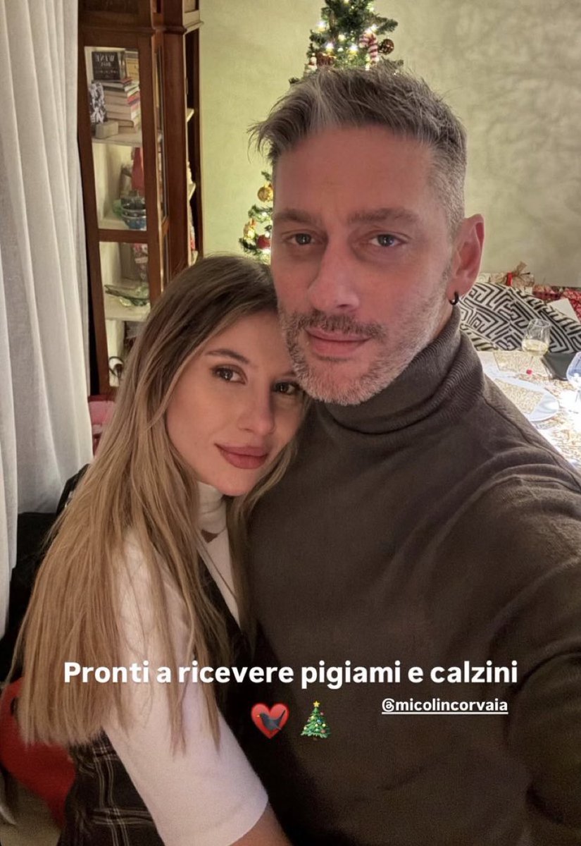 Solletico2025's tweet photo. #incorvassi Buon Natale a Edo e Micol e alle loro Famiglie! Buon Natale a noi Incorvassi 🥂🤗 https://t.co/oqa3vK0JYV