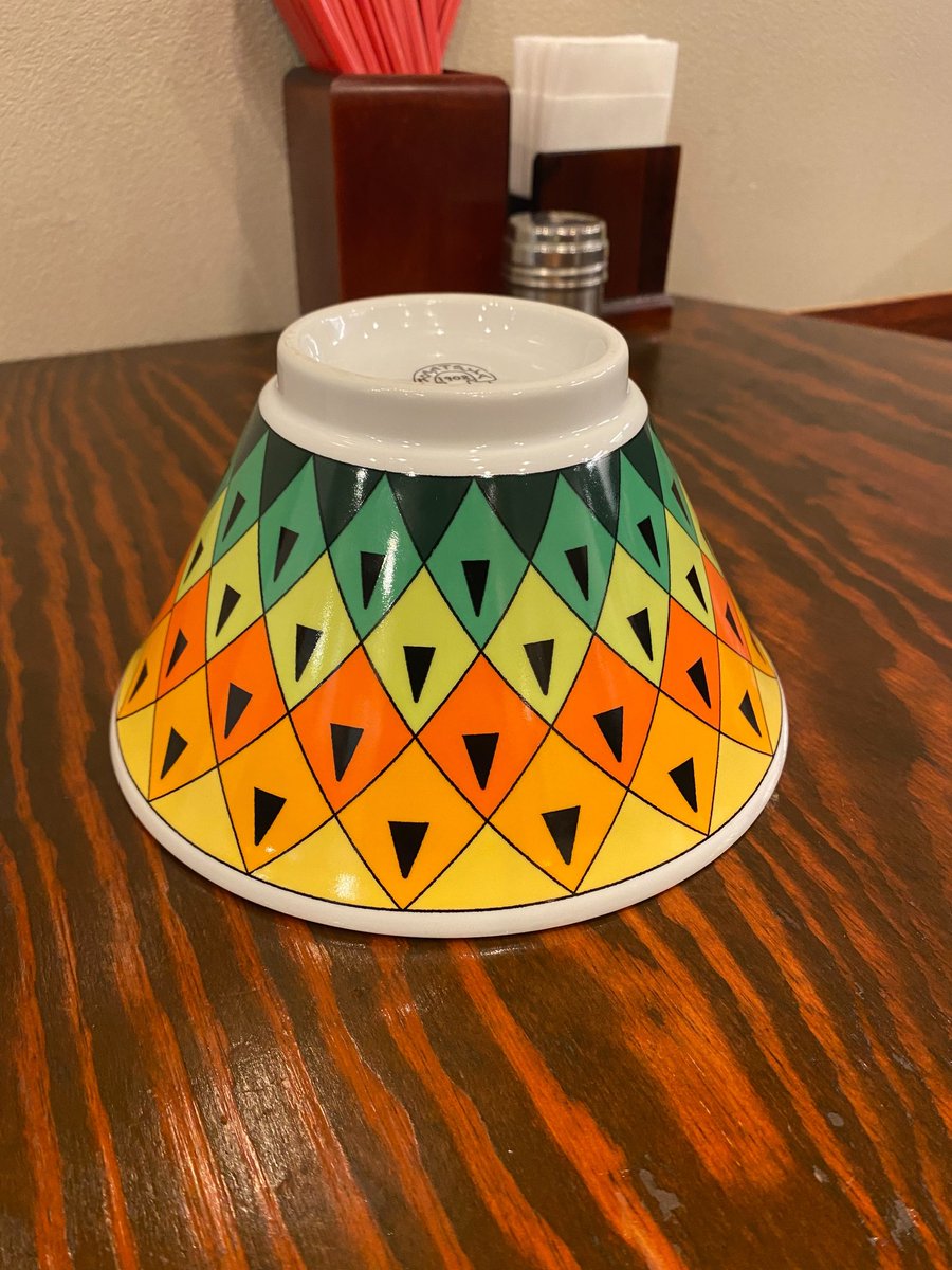 今週の土曜日から

パイナップルラーメンが変わります！

丼がパイナップルになります！

この１年間スープをもっと研究する等ということは一度もせず、ただ丼の製作だけに時間を費やしようやく形になりました！

結果、この丼で食べるとなんか美味しくなったように感じてもらえるはずです！