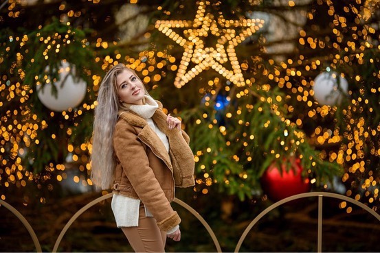 ElenaKDesigns's tweet photo. 🎄⭐ If this season has a main character, it must be the light, the stars, and me right now.

#ChristmasSeason #ChristmasVibes #FestiveFeeling #WinterLight https://t.co/UtIOptVV4V