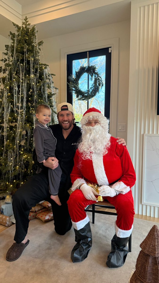 devilsfanatics's tweet image. Jesper Bratt dressed up as Santa to surprise Jacob Markstrom’s son 😂🥹

(Via: amandamarkstrom_ / IG)