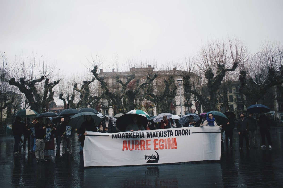 Itaia_bidasoa's tweet photo. 🔴GIZON BATEK 54 URTEKO EMAKUME BAT ERAIL DU BARAKALDON🔴

2025ean, Euskal Herrian emandako  8.erailketa matxista salatu dugu gaurkoan Irunen.

ASKI DA! Ezinbestekoa da matxismoa desnormalizatu eta honen aurka posizionatzea. https://t.co/ue02MHtWUb