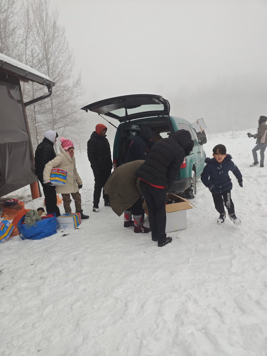 Kid_Pex's tweet image. Weihnachtliche Grüße von der EU-Außengrenze 🎄

Auch zu Weihnachten helfen wir in Lipa: Essen, Kleidung, Schuhe, Handys. Menschlichkeit endet nicht an Grenzen. 

SPENDEN:
AT20 2011 1842 8097 8400
SOS Balkanroute

PayPal: team@sos-balkanroute.at 

#Weihnachten