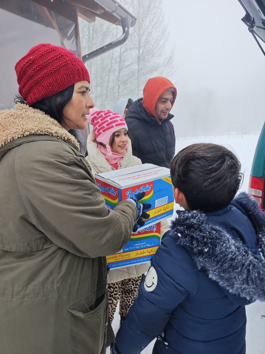Kid_Pex's tweet image. Weihnachtliche Grüße von der EU-Außengrenze 🎄

Auch zu Weihnachten helfen wir in Lipa: Essen, Kleidung, Schuhe, Handys. Menschlichkeit endet nicht an Grenzen. 

SPENDEN:
AT20 2011 1842 8097 8400
SOS Balkanroute

PayPal: team@sos-balkanroute.at 

#Weihnachten