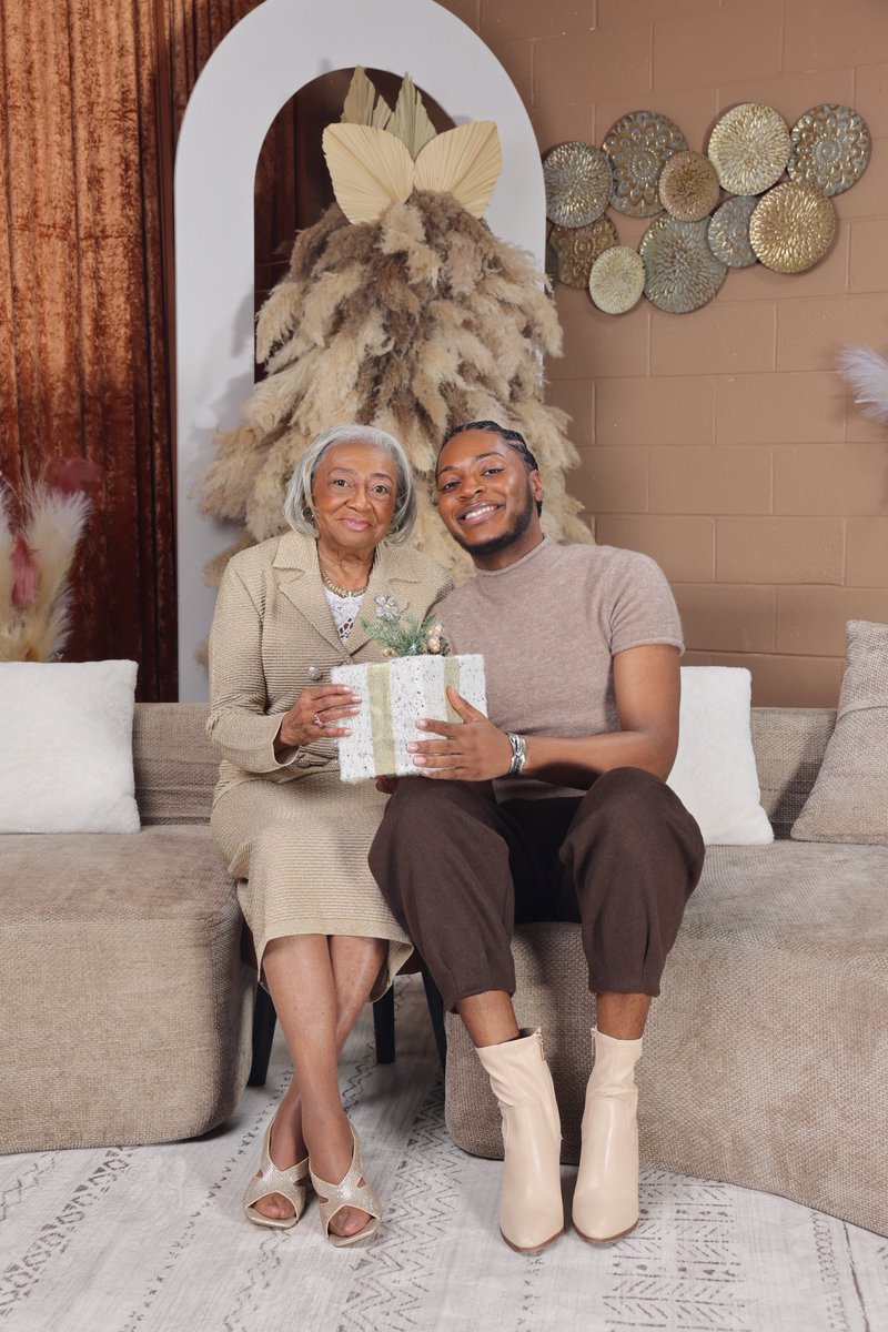 tar3nc3_'s tweet photo. happy holidays from me &amp; mine. 🤍 https://t.co/468uejgE2G