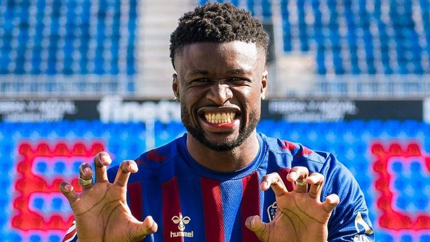 Sekou Gassama (30) muy cerca de universitario de deportes