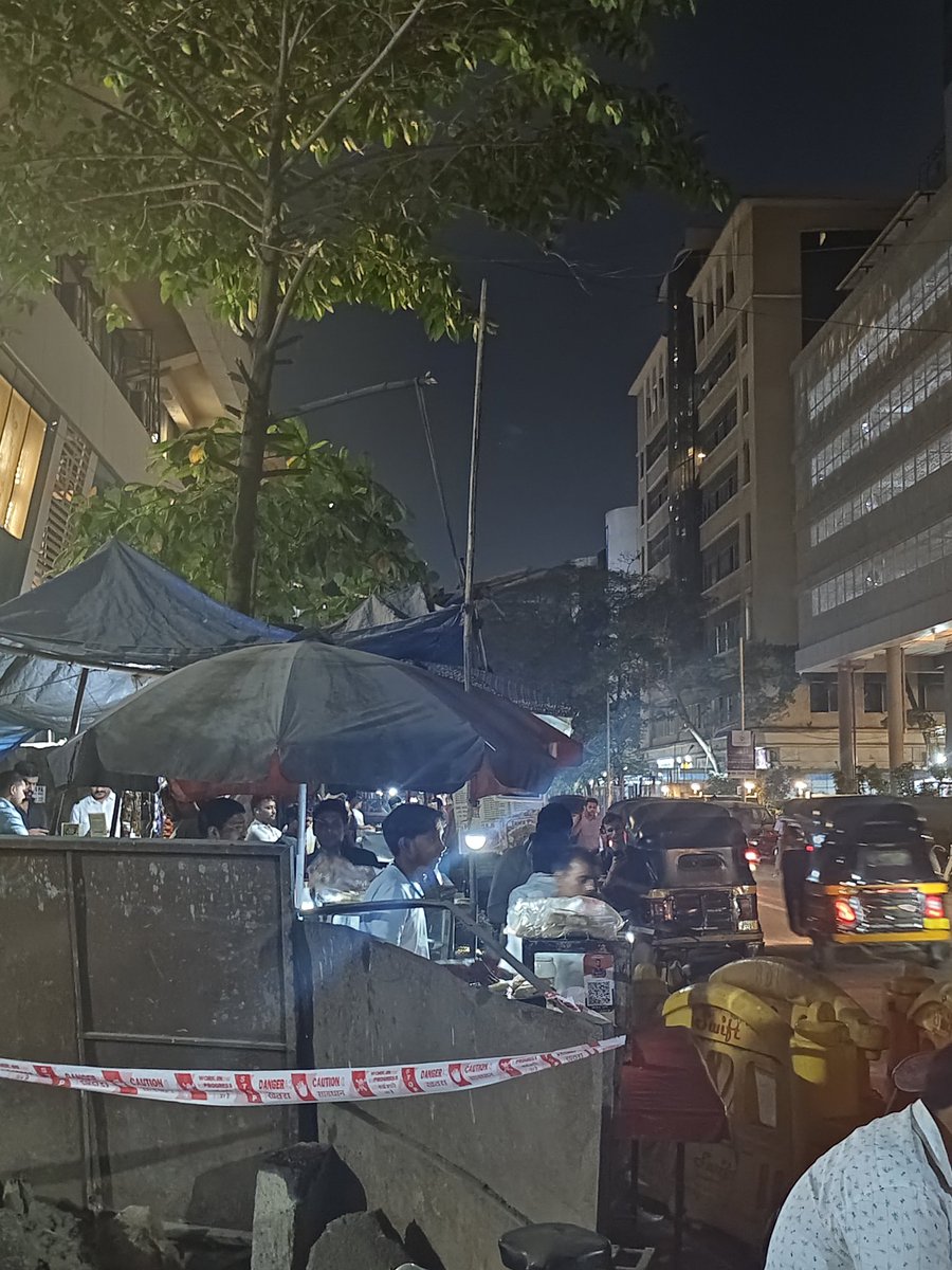 sandesh0795's tweet photo. Illegal hawkers on footpath and road too outside morya landmark 2 building, opposite infinity mall,Andheri West,entire khaugali,and after that illegal food stalls covering 50% of roads and 100% of footpath, please remove all @mybmc @MumbaiPolice @CPMumbaiPolice @MTPHereToHelp https://t.co/Q8xYY3QMuV