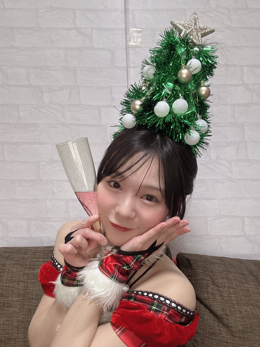 「一人じゃないもん！クリスマス特別有料配信」1部2部ありがとうございました😭✨

イヴの夜を大好きな皆様と一緒に過ごすことができて幸せでした❄️楽しんでもらえたかな？少し不安☁️

ハッシュタグのポストめちゃ嬉しかったです🥹ありがとっ #じゃないも配信 シリーズ化していきたい！次は年末かな？✨