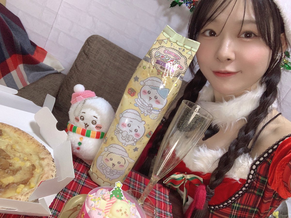 「一人じゃないもん！クリスマス特別有料配信」1部2部ありがとうございました😭✨

イヴの夜を大好きな皆様と一緒に過ごすことができて幸せでした❄️楽しんでもらえたかな？少し不安☁️

ハッシュタグのポストめちゃ嬉しかったです🥹ありがとっ #じゃないも配信 シリーズ化していきたい！次は年末かな？✨