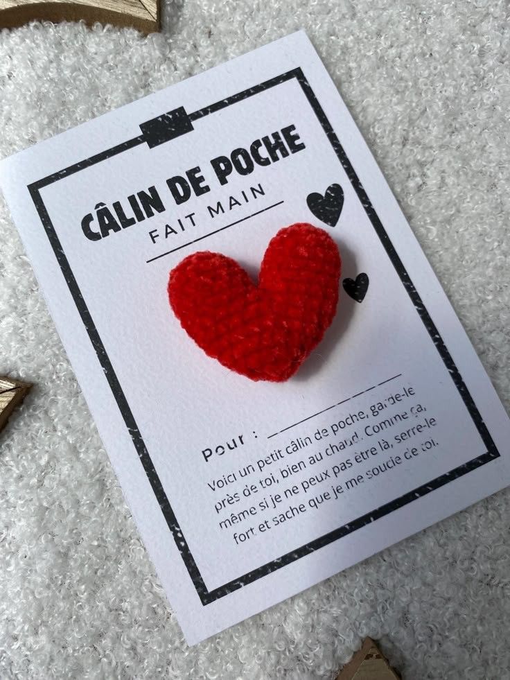 RobinaEli's tweet photo. "Chaque histoire d'amour est belle mais la nôtre est ma préférée 💞"

Joyeux Noël mon idiot ! 

Parce que je me suis dis qu'un peu de chance ne faisait jamais de mal ! J'ai essayé de me mettre au tricot toute l'année pour réussir à te faire ce petit coeur, j'espère qu'il te + https://t.co/ptuCMoyiUs