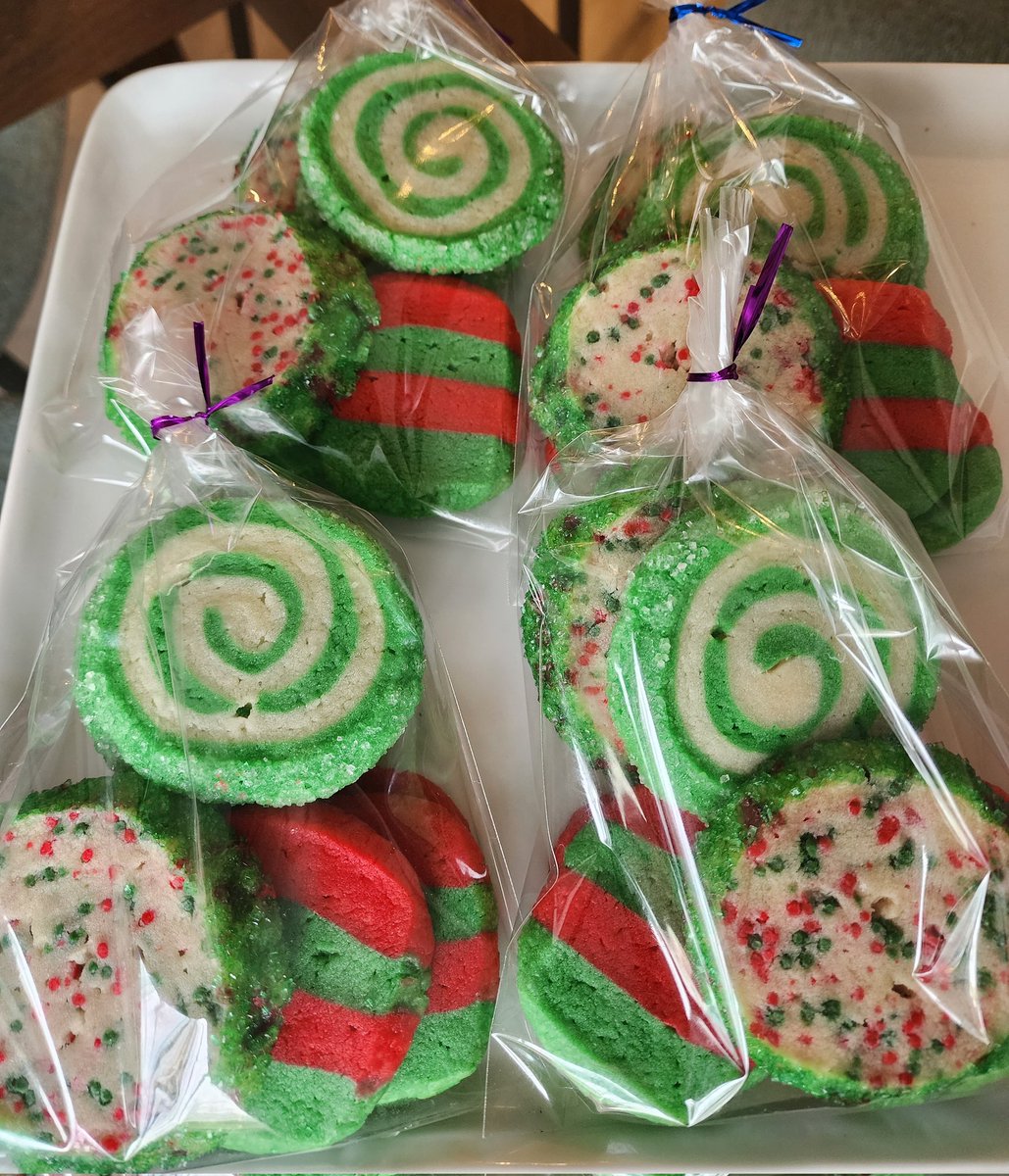 made some christmas sugar cookies :)