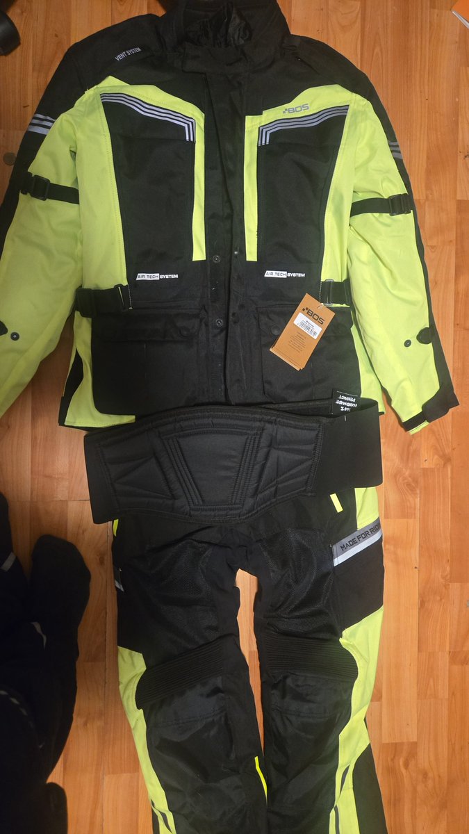 JasontimH's tweet photo. @HeyStani Fast komplette Motorradausrüstung bedeutet Motorradjacke und hose und ein Nierengurt. https://t.co/zwshv6wSTs