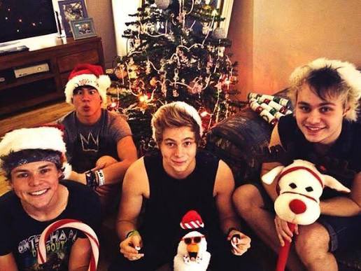 THE5SOSHQ's tweet image. merry christmas eve to everyone celebrating! 🎄⭐️