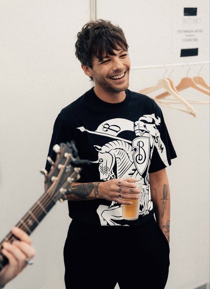 HaLouNiaLiZay's tweet photo. Happy Birthday to this wonderful and talented man! 💙😍🎉
His strength and resilience inspire me every day.
#HappyBirthdayLouis #LookHowWeGotHere #StreamPalaces #StreamLemonade #AlwaysOnYourSideLouis https://t.co/qSA694mZEB
