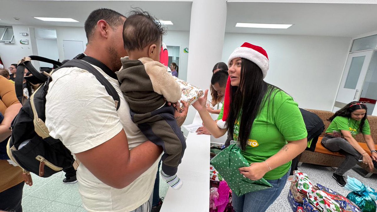 metrodemedellin's tweet photo. Compartimos la novena, un show navideño con talento del personal de Servicio al Cliente de nuestra Empresa y entregamos regalos a niños entre los 0 y los 12 años que se encuentran en el mencionado centro asistencial de Manrique; también compartimos con algunos abuelitos. https://t.co/66Dzdvzazv
