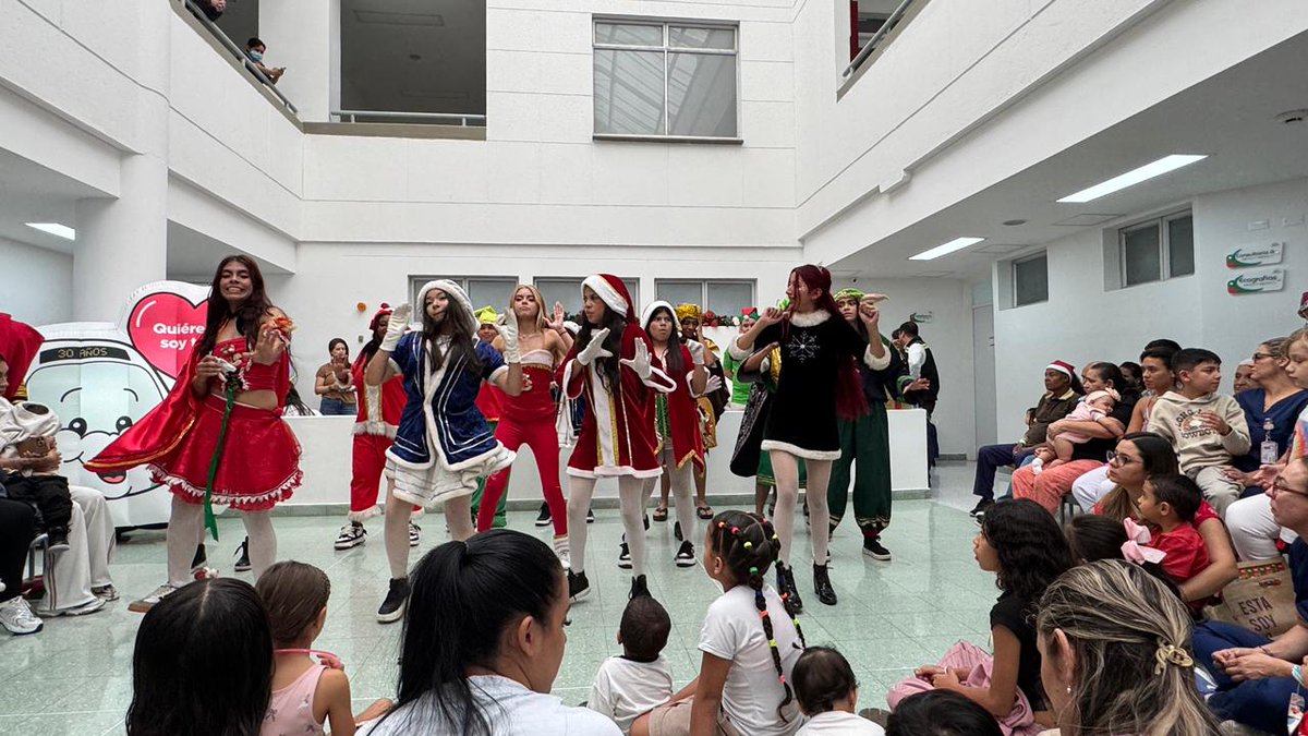 metrodemedellin's tweet photo. Compartimos la novena, un show navideño con talento del personal de Servicio al Cliente de nuestra Empresa y entregamos regalos a niños entre los 0 y los 12 años que se encuentran en el mencionado centro asistencial de Manrique; también compartimos con algunos abuelitos. https://t.co/66Dzdvzazv