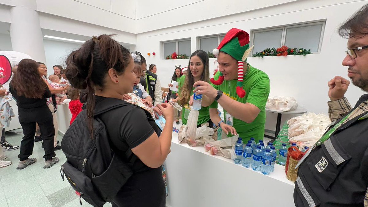 metrodemedellin's tweet photo. Compartimos la novena, un show navideño con talento del personal de Servicio al Cliente de nuestra Empresa y entregamos regalos a niños entre los 0 y los 12 años que se encuentran en el mencionado centro asistencial de Manrique; también compartimos con algunos abuelitos. https://t.co/66Dzdvzazv