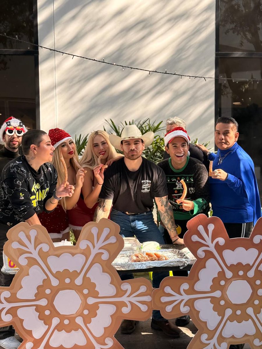 multimediostv's tweet photo. ¡Feliz Navidad!
Te desea el elenco de #EsShow #LasPosadas ¡seguimos con más!
➡ https://t.co/Ldy2UsFfcw https://t.co/D9Khbtln6y
