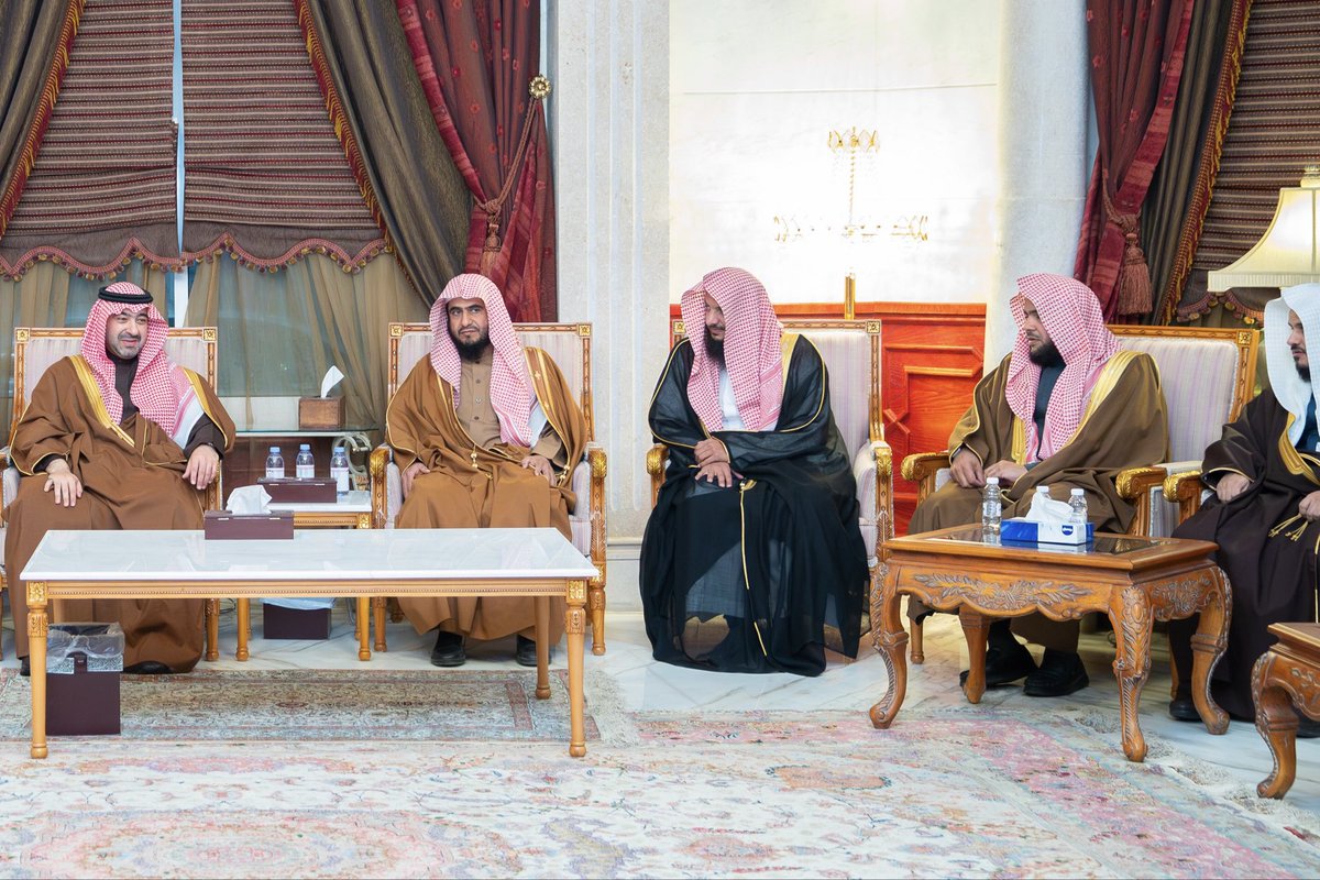 TabukPrincipal's tweet photo. سمو #نائب_أمير_منطقة_تبوك الأمير #خالد_بن_سعود بن عبدالله الفيصل بن عبدالعزيز  خلال تقديمه واجب العزاء لأسرة الخريصي في وفاة فقيدها الشيخ أحمد بن عبدالرحمن الخريصي -رحمه الله - https://t.co/77003HCZQB