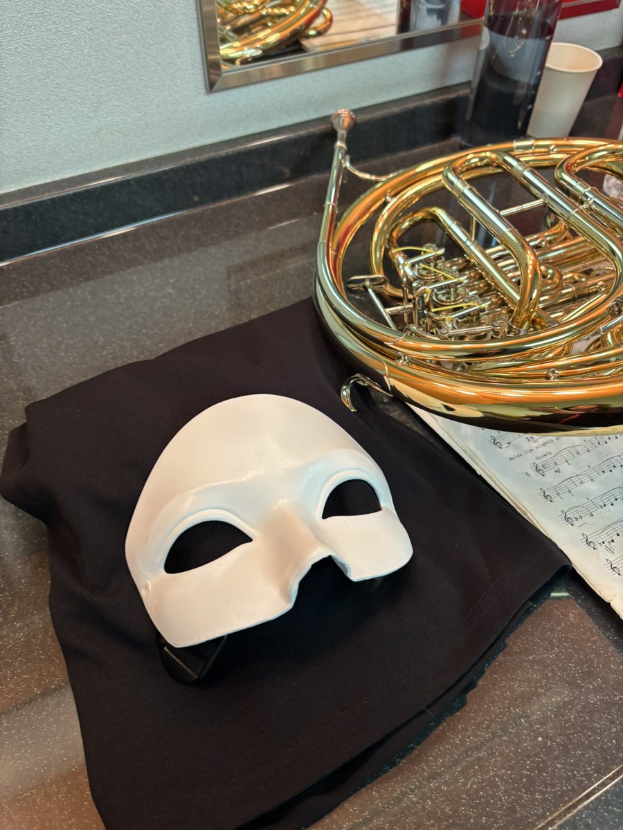 Horn0801Mi's tweet photo. GACKT 魔王シンフォニー、終演しました！

仮面とマントを纏い、90分休憩なし・立奏。
ゲネの段階から一切妥協せず、
とことん世界観を突き詰めるGACKTさんのストイックさに、ただただ圧倒されました。

ファンの熱狂も凄まじく、
舞台と客席、そしてホール全体がひとつになる感覚。
あの光景は、正直 https://t.co/Qz7MAjAKIw