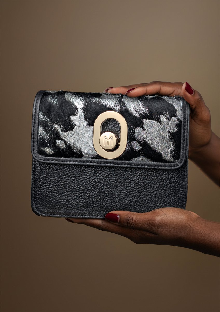MathyDy_'s tweet photo. C'est la nouvelle pépite qui va vous faire briller en cette fin d'année ! Courrez vous procurer la Petite Icône, une pochette idéale pour vous distinguer lors des célébrations. #mathydy https://t.co/qCUGs5h1ae
