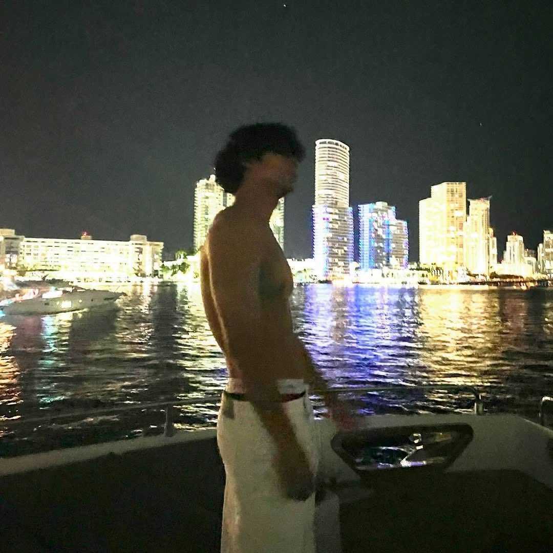 gyuszones's tweet image. user min9yu_k 2025 recap 📸

📆: 250113

🐶: Bye 2024🌹

🔗: instagram.com/p/DExMcwuTXPO/…