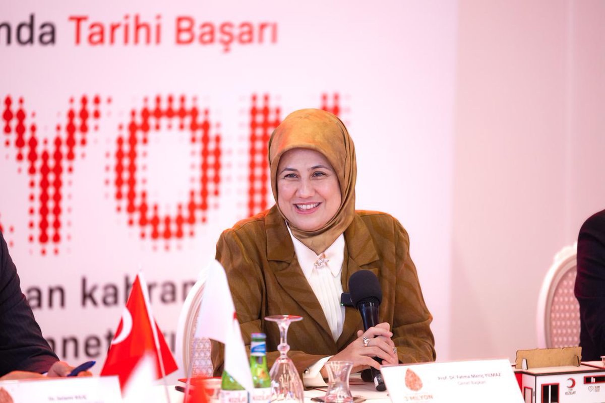 FatmaMericYlmaz's tweet photo. İçimiz bugün tarifsiz bir gururla dolu…

Bu yıl, Kızılay tarihimizde ilk kez 3 milyon kan bağışı hedefine ulaşma eşiğine geldik. Bu vesileyle Bölge Kan Merkezlerimiz ve program birimlerimizle “2025 Değerlendirme & 2026’ya Bakış” toplantımızda bir araya geldik. 

Bu büyük başarıda imzası olan her bir arkadaşımıza, her bir gönüllümüze kalpten teşekkür ediyorum.

İyi ki bu iyilik yolunda birlikte yürüyoruz. 🩸