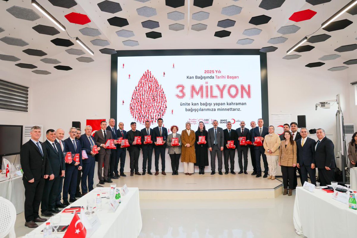 İçimiz bugün tarifsiz bir gururla dolu…

Bu yıl, Kızılay tarihimizde ilk kez 3 milyon kan bağışı hedefine ulaşma eşiğine geldik. Bu vesileyle Bölge Kan Merkezlerimiz ve program birimlerimizle “2025 Değerlendirme &amp; 2026’ya Bakış” toplantımızda bir araya geldik. 

Bu büyük