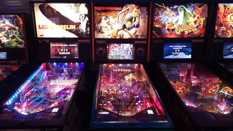 James Bond!! #pinball #arcadegames #gamerooms #retrogaming #retrogamers #vintage #retro #giftsforher #giftsforhim #homeentertainment #holidays #Christmas #JamesBond #holidaygifts #gifts  818-246-2255