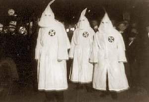 JoseCarlosRguez's tweet photo. Para no olvidar
👇
Un día como hoy, #24diciembre de 1865, en #EstadosUnidos se crea el #KuKluxKlan.

Las esencias racistas, supremacistas y despiadadas de los extremismos de esa nación se revitalizan en la actualidad por medio de la política exterior agresiva #TrumpRubio. https://t.co/nX5c0pvEpY